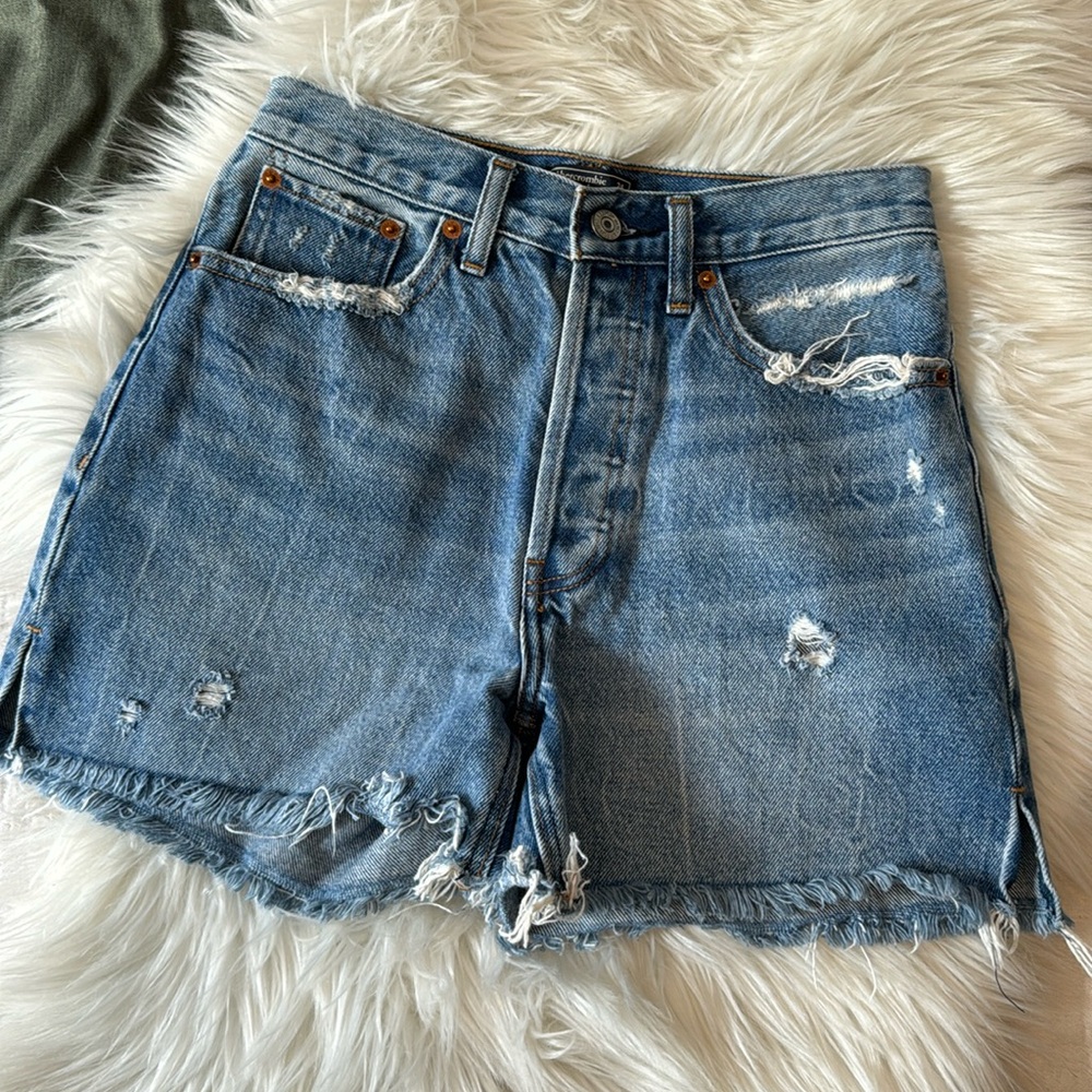 A b e r c r o m b i e  &  F i t c h • High rise 4” denim cutoff short